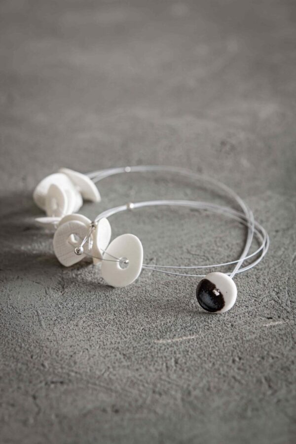 Collana corta con anellini in porcellana