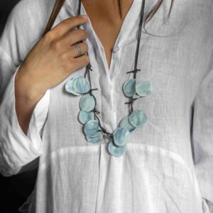 Collana in porcellana con petali azzurri e bianchi