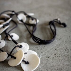 Collana lunga con petali in porcellana bianca e cordino nero