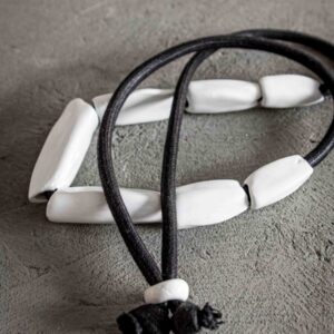 collana in ceramica bianca con smalto lucido e cordino nero grosso misura regolabile